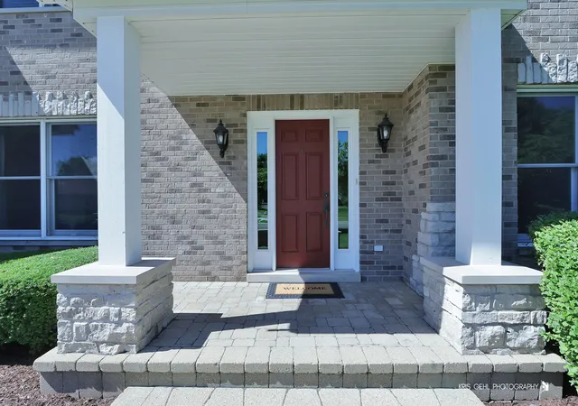 Photo 2 of Single family home for sale at 2935 Oxford Ct, Aurora, IL 60502 | MLS# 12718246 | Listing updated on 2026-10-01