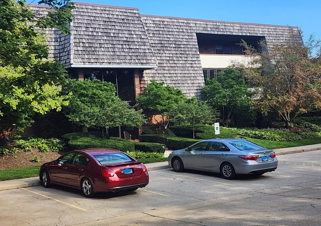 Photo 2 of Condo for sale at 100 Red Top Dr #303, Libertyville, IL 60048 | MLS# 12718384 | Listing updated on 2026-09-05