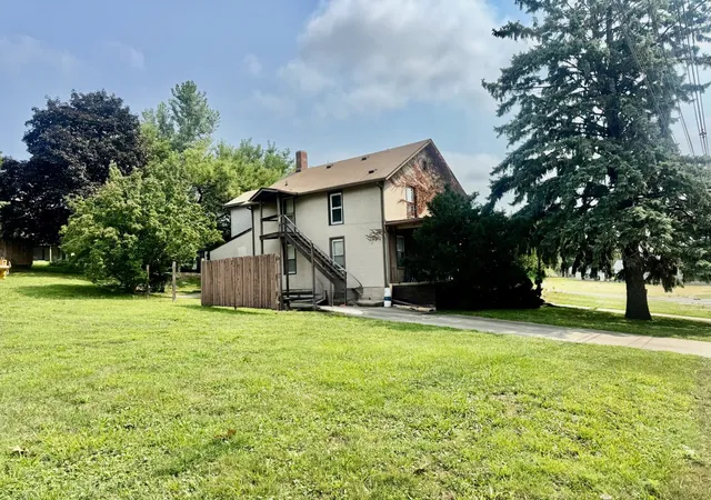 Listing Photo 4 - Condo for sale in building located at 311 6th St, Peru, IL 61354