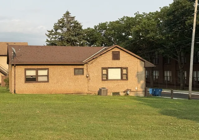 Listing Photo 2 - Condo for sale in building located at 311 6th St, Peru, IL 61354 - Unit #