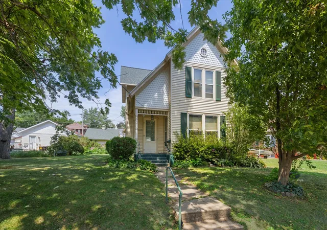 Photo 1 of Single family home for sale at 815 12th Avenue, Fulton, IL 61252 | MLS# 12718508 | Listing updated on 2026-10-07