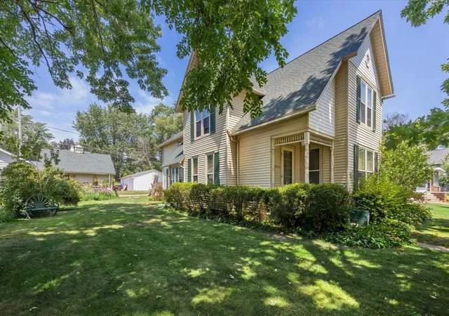 Photo 2 of Single family home for sale at 815 12th Avenue, Fulton, IL 61252 | MLS# 12718508 | Listing updated on 2026-10-07