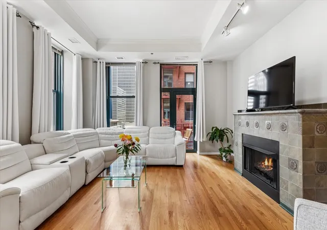 Photo 4 of Sale Pending at 208 W Washington St #1405, Chicago, IL 60606 | MLS# 12718540 | Listing updated on 2026-09-24