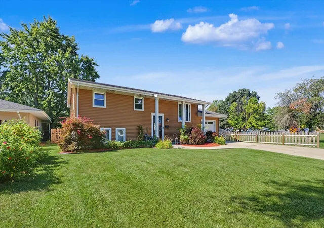 Photo 2 of Single family home for sale at 1524 Gates Dr, Rantoul, IL 61866 | MLS# 12718584 | Listing updated on 2026-09-28