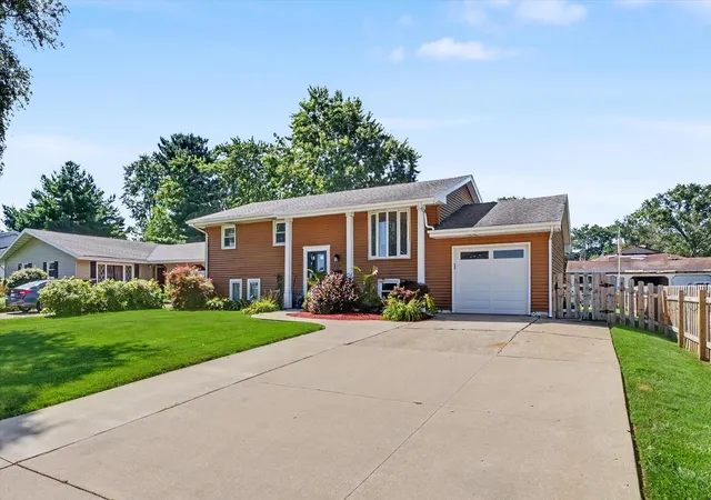 Photo 3 of Single family home for sale at 1524 Gates Dr, Rantoul, IL 61866 | MLS# 12718584 | Listing updated on 2026-09-28