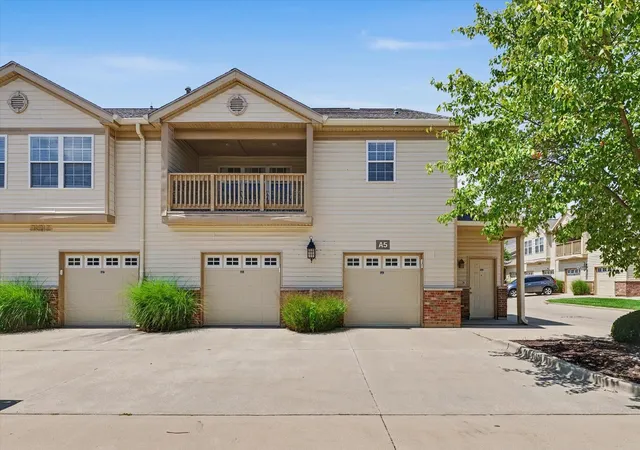 2nd image of 3774 Thornhill Cir, Champaign, IL 61822