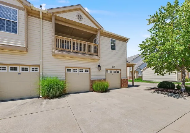 3rd image of 3774 Thornhill Cir, Champaign, IL 61822