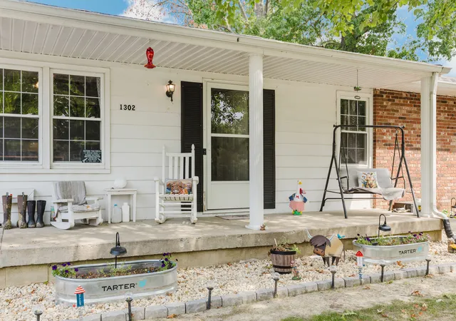 Photo 3 of Single family home for sale at 1302 Susan Ln, Carterville, IL 62918 | MLS# 12718665 | Listing updated on 2026-08-15