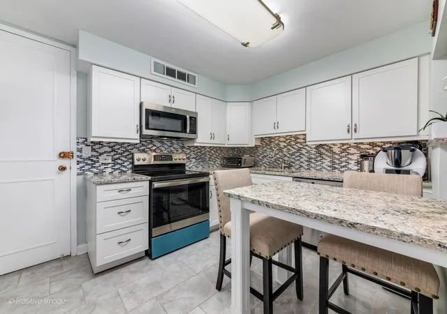 Photo 3 of Condo for sale at 6007 N Sheridan Rd #14D, Chicago, IL 60660 | MLS# 12718704 | Listing updated on 2026-09-21