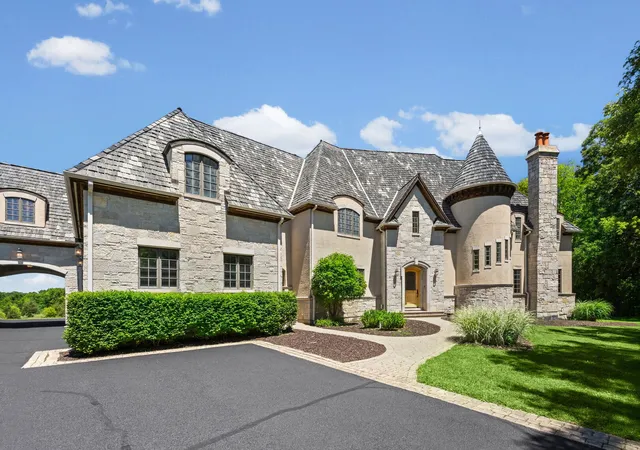 Photo 1 of Single family home for sale at 594 N Plum Tree Rd, Barrington, IL 60010 | MLS# 12718774 | Listing updated on 2026-09-24