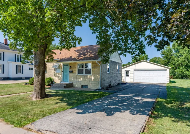 Photo 2 of Sale Pending at 631 N Meadow St, Geneseo, IL 61254 | MLS# 12718789 | Listing updated on 2026-08-04