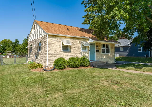 Photo 3 of Sale Pending at 631 N Meadow St, Geneseo, IL 61254 | MLS# 12718789 | Listing updated on 2026-09-25