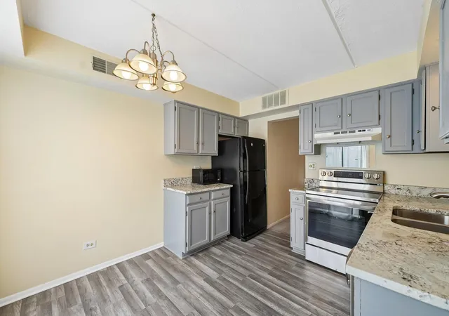 Listing Photo 4 - Condo for sale in building located at 5401 Chateau Dr, Rolling Meadows, IL 60008 - Unit #4
