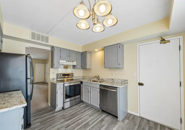 Listing Photo 5 - Condo for sale in building located at 5401 Chateau Dr, Rolling Meadows, IL 60008 - Unit #4