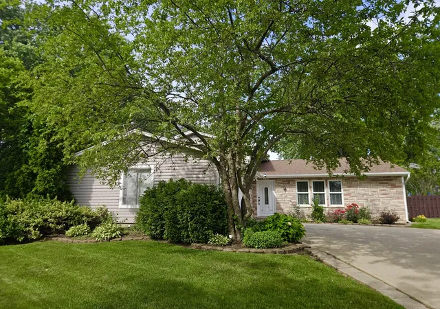 Photo 2 of Single family home for sale at 1002 Summerfield Ct, Roselle, IL 60172 | MLS# 12718817 | Listing updated on 2026-08-01