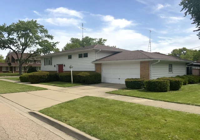 Photo 1 of Single family home for sale at 747 Palace St, Aurora, IL 60506 | MLS# 12718847 | Listing updated on 2026-08-27