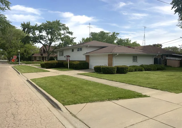 Photo 2 of Single family home for sale at 747 Palace St, Aurora, IL 60506 | MLS# 12718847 | Listing updated on 2026-08-27