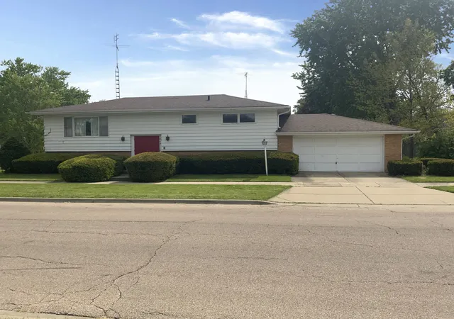 Photo 3 of Single family home for sale at 747 Palace St, Aurora, IL 60506 | MLS# 12718847 | Listing updated on 2026-10-05
