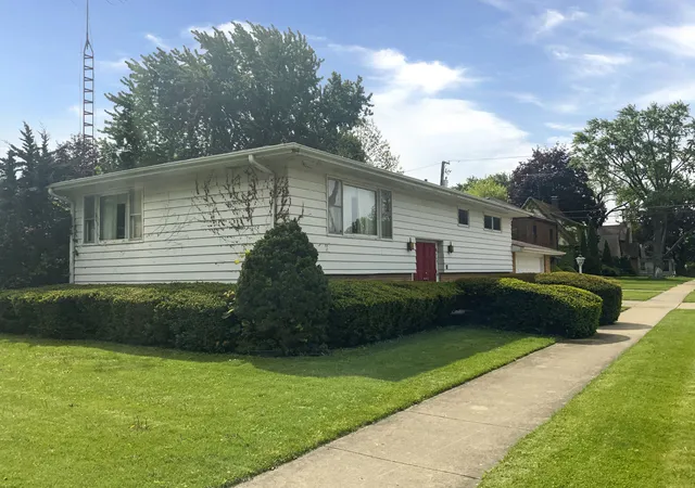 Photo 3 of Single family home for sale at 747 Palace St, Aurora, IL 60506 | MLS# 12718847 | Listing updated on 2026-10-07