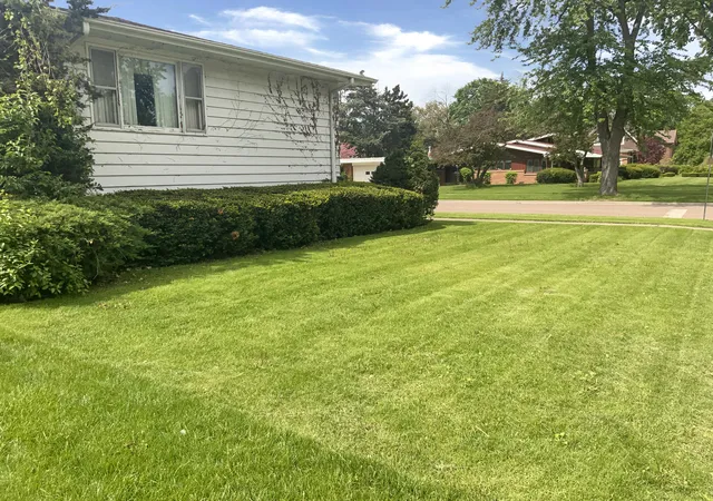 Photo 4 of Single family home for sale at 747 Palace St, Aurora, IL 60506 | MLS# 12718847 | Listing updated on 2026-10-07