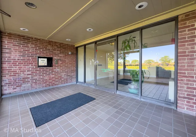 Listing Photo 3 - Condo for sale in building located at 6 Villa Verde Dr, Buffalo Grove, IL 60089 - Unit #201