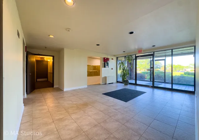 Listing Photo 4 - Condo for sale in building located at 6 Villa Verde Dr, Buffalo Grove, IL 60089 - Unit #201