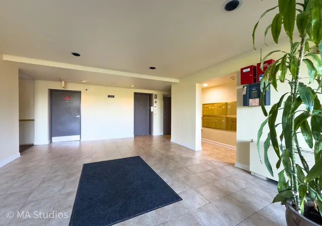 Listing Photo 5 - Condo for sale in building located at 6 Villa Verde Dr, Buffalo Grove, IL 60089 - Unit #201