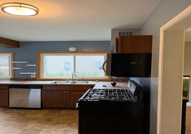 Photo 4 of Sale Pending at 929 Garfield Ave, Belvidere, IL 61008 | MLS# 12718998 | Listing updated on 2026-10-23