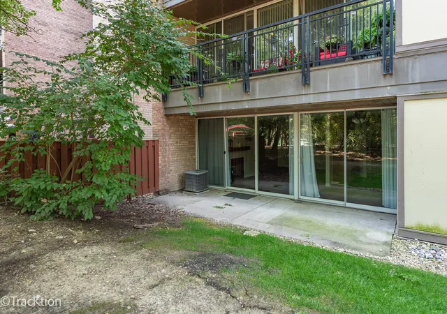 Listing Photo 2 - Condo for sale in building located at 5950 Oakwood Dr, Lisle, IL 60532 - Unit #1H