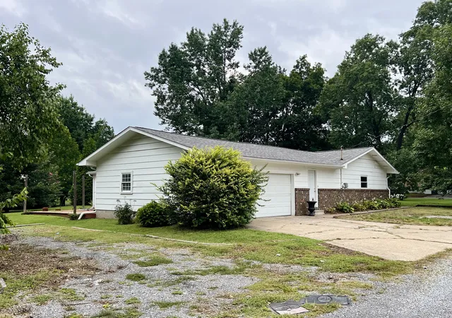 Photo 2 of Single family home for sale at 207 W 13th Street, Johnston City, IL 62951 | MLS# 12719092 | Listing updated on 2026-09-06