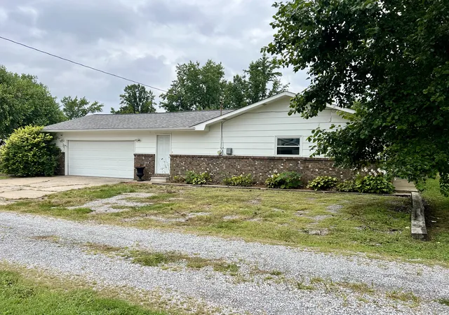 Photo 3 of Single family home for sale at 207 W 13th Street, Johnston City, IL 62951 | MLS# 12719092 | Listing updated on 2026-09-06