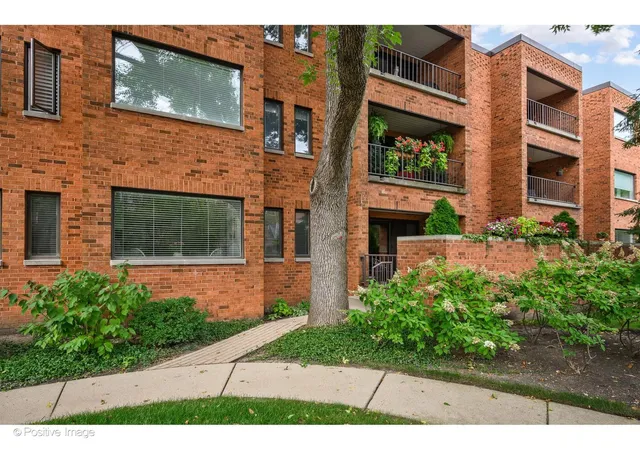 Photo 2 of Condo for sale at 105 E Laurel Ave #103, Lake Forest, IL 60045 | MLS# 12719148 | Listing updated on 2026-09-16