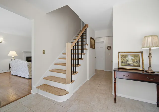Photo 3 of Single family home for sale at 6 Londonderry Ln, Lincolnshire, IL 60069 | MLS# 12719149 | Listing updated on 2026-09-18