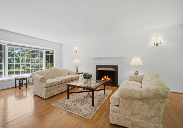 Photo 3 of Single family home for sale at 6 Londonderry Ln, Lincolnshire, IL 60069 | MLS# 12719149 | Listing updated on 2026-09-18