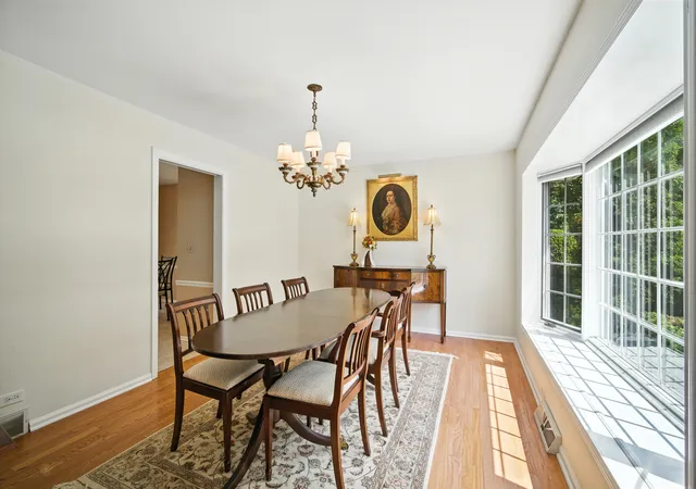 Photo 4 of Single family home for sale at 6 Londonderry Ln, Lincolnshire, IL 60069 | MLS# 12719149 | Listing updated on 2026-09-18