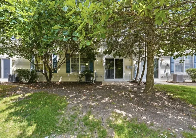 Listing Photo 2 - Condo for sale in building located at 725 S Jade Ln, Round Lake, IL 60073