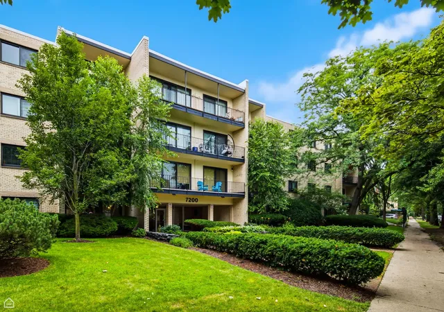 Photo 1 of Townhouse for sale at 7200 N Ridge Blvd #4G, Chicago, IL 60645 | MLS# 12719207 | Listing updated on 2026-09-23