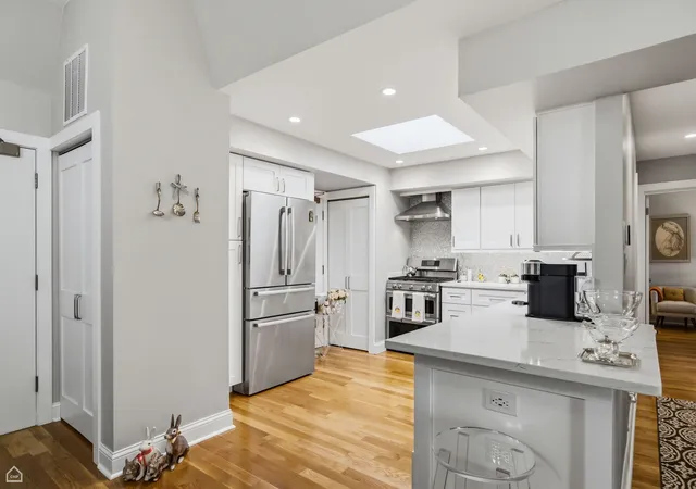 Photo 2 of Townhouse for sale at 7200 N Ridge Blvd #4G, Chicago, IL 60645 | MLS# 12719207 | Listing updated on 2026-09-23