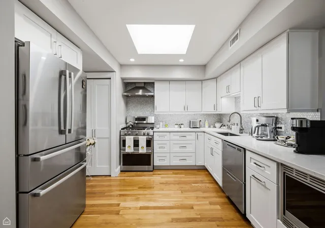 Photo 3 of Townhouse for sale at 7200 N Ridge Blvd #4G, Chicago, IL 60645 | MLS# 12719207 | Listing updated on 2026-09-23