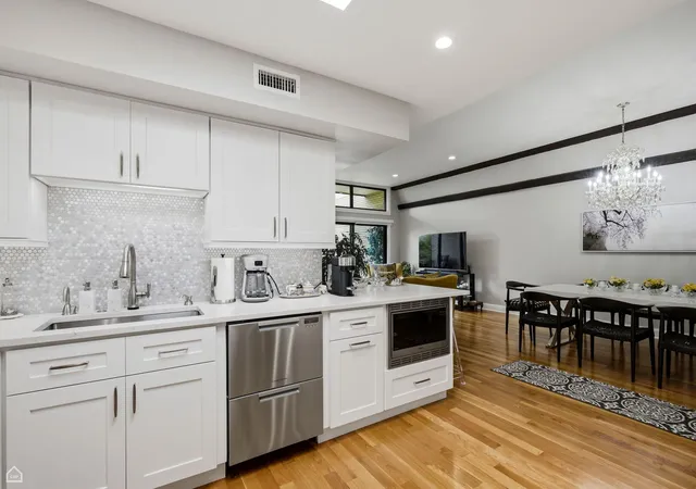Photo 3 of Townhouse for sale at 7200 N Ridge Blvd #4G, Chicago, IL 60645 | MLS# 12719207 | Listing updated on 2026-09-23