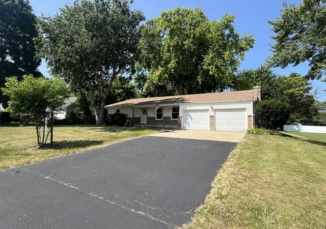Photo 2 of Single family home for sale at 7s410 Midfield Dr, Aurora, IL 60506 | MLS# 12719312 | Listing updated on 2026-09-14
