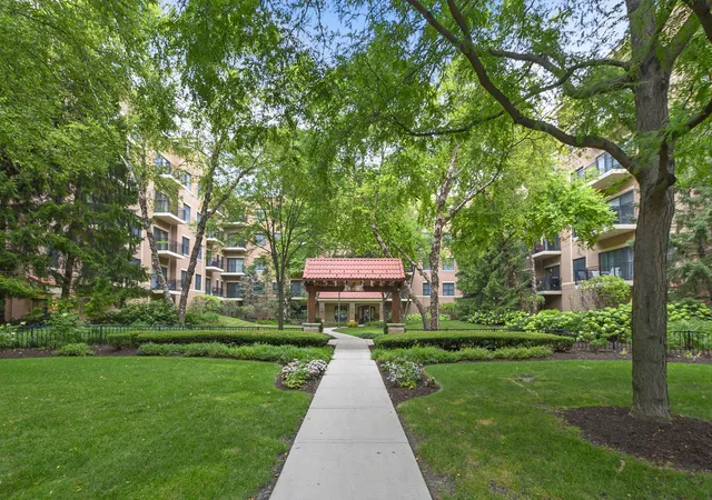 Listing Photo 4 - Condo for sale in building located at 5100 W 96Th St, Oak Lawn, IL 60453 - Unit #240