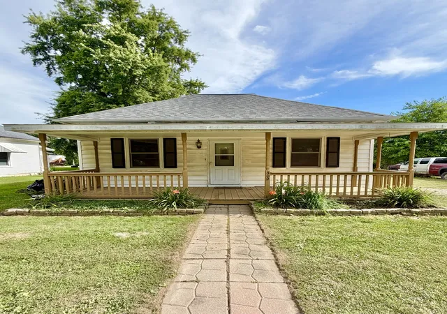 Photo 1 of Single family home for sale at 302 E Jackson St, Saybrook, IL 61770 | MLS# 12719358 | Listing updated on 2026-10-07