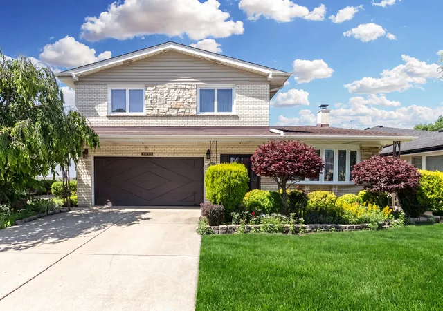 Photo 1 of Single family home for sale at 8432 W Amelia Dr, Niles, IL 60714 | MLS# 12719454 | Listing updated on 2026-09-23