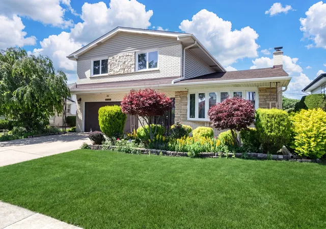 Photo 2 of Single family home for sale at 8432 W Amelia Dr, Niles, IL 60714 | MLS# 12719454 | Listing updated on 2026-09-23