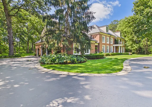 Photo 4 of Single family home for sale at 575 Stable Ln, Lake Forest, IL 60045 | MLS# 12719487 | Listing updated on 2026-08-17
