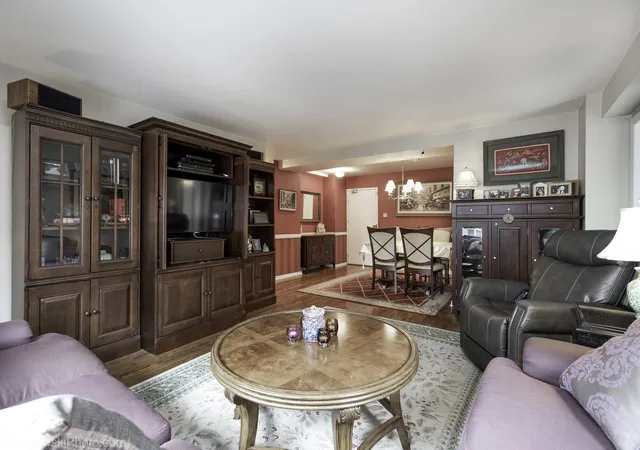 5th image of 2909 N Sheridan Rd, Chicago, IL 60657