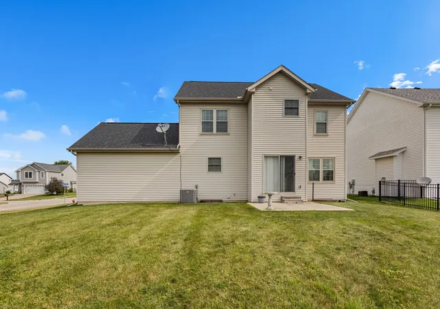 Photo 4 of Single family home for sale at 1701 Hunters Ridge Ct, Mahomet, IL 61853 | MLS# 12719551 | Listing updated on 2026-10-01