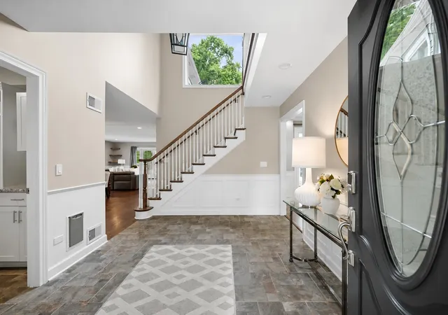 Photo 2 of Mansion for sale at 586 Earl Dr, Northfield, IL 60093 | MLS# 12719739 | Listing updated on 2026-09-19