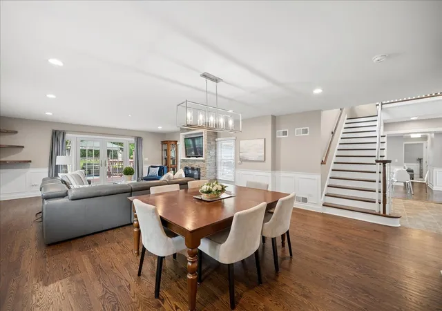 Photo 4 of Single family home for sale at 586 Earl Dr, Northfield, IL 60093 | MLS# 12719739 | Listing updated on 2026-09-19